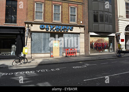 A embarqué dans la boutique du bureau d'Olympic Airways à Mayfair, Londres, Royaume-Uni Banque D'Images