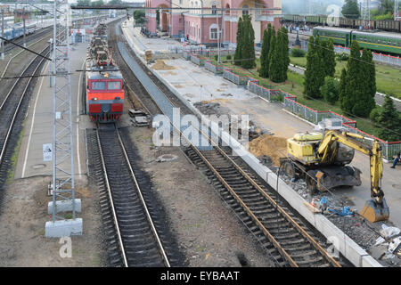 Le train arrive à la gare. La réparation de routes et de la plate-forme à la gare. Banque D'Images