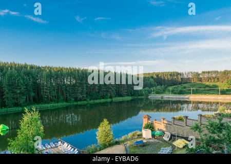 Lieu de repos sur la plage, sur les rives d'un lac artificiel près du bord de la forêt Banque D'Images