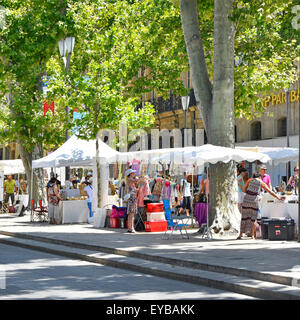 Aix en Provence tous les Français blancs dimanche street les étals du marché et les marquises le long Cours Mirabeau bordé d'arbres sur des étés chauds journée en Provence Sud de la France Banque D'Images