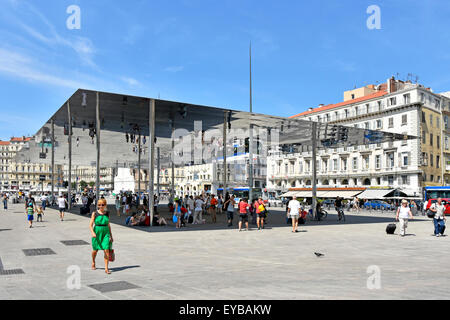 Marseille France Vieux Port Ombriere Norman favorise la verrière de miroir mince en acier inoxydable les reflets d'image des gens vus ci-dessous au Vieux Port de Marseille Banque D'Images