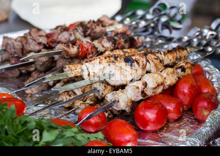 Petites brochettes grillées sur des brochettes de métal dans l'alimentation de rue Banque D'Images