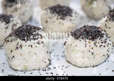 Boules de fromage ricotta et graines de pavot Banque D'Images