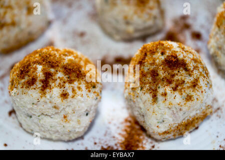 Boules de fromage ricotta et de chili et curry Banque D'Images