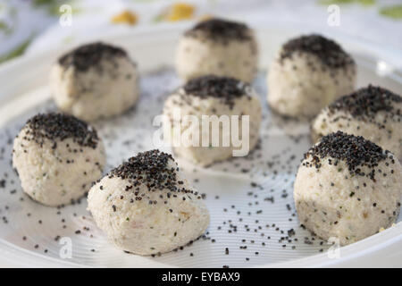 Boules de fromage ricotta et graines de pavot Banque D'Images