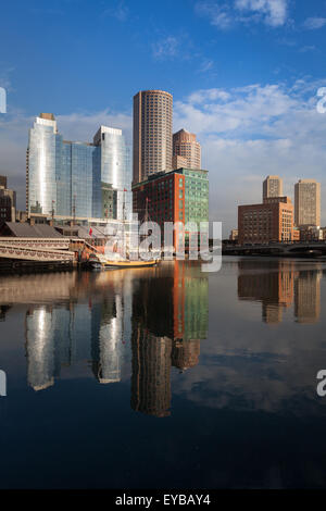 Boston Tea Party Ship Museum, le long de la zone de loisirs Harborwalk Boston sur le bord de l'Atlantic Wharf à South Boston Massachusetts Banque D'Images