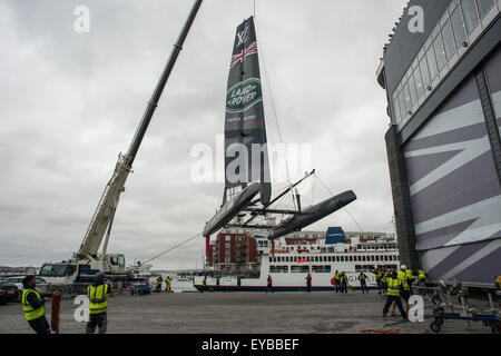 Portsmouth, Royaume-Uni. 26ème Juillet 2015. Le Louis Vuitton America's Cup World Series Portsmouth. Sir Ben Ainslie's Land Rover, le bateau challenger du Royaume-uni étant sortis de l'eau après course annulée en raison de vents violents. Crédit : Rob Wilkinson/ Alamy Live News Banque D'Images