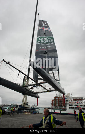 Portsmouth, Royaume-Uni. 26ème Juillet 2015. Le Louis Vuitton America's Cup World Series Portsmouth. Sir Ben Ainslie's Land Rover, le bateau challenger du Royaume-uni étant sortis de l'eau après course annulée en raison de vents violents. Crédit : Rob Wilkinson/ Alamy Live News Banque D'Images