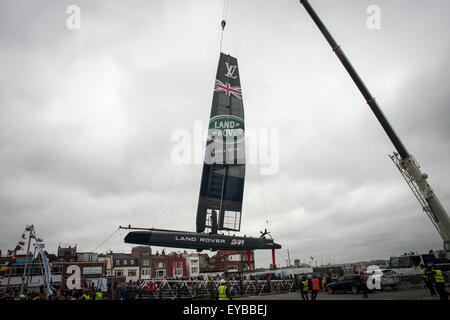 Portsmouth, Royaume-Uni. 26ème Juillet 2015. Le Louis Vuitton America's Cup World Series Portsmouth. Sir Ben Ainslie's Land Rover, le bateau challenger du Royaume-uni étant sortis de l'eau après course annulée en raison de vents violents. Crédit : Rob Wilkinson/ Alamy Live News Banque D'Images