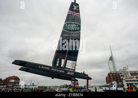 Portsmouth, Royaume-Uni. 26ème Juillet 2015. Le Louis Vuitton America's Cup World Series Portsmouth. Sir Ben Ainslie's Land Rover, le bateau challenger du Royaume-uni étant sortis de l'eau après course annulée en raison de vents violents. Crédit : Rob Wilkinson/ Alamy Live News Banque D'Images