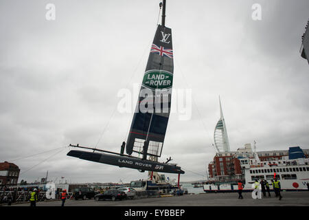 Portsmouth, Royaume-Uni. 26ème Juillet 2015. Le Louis Vuitton America's Cup World Series Portsmouth. Sir Ben Ainslie's Land Rover, le bateau challenger du Royaume-uni étant sortis de l'eau après course annulée en raison de vents violents. Crédit : Rob Wilkinson/ Alamy Live News Banque D'Images