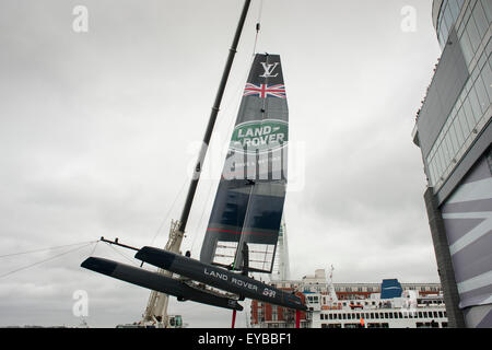 Portsmouth, Royaume-Uni. 26ème Juillet 2015. Le Louis Vuitton America's Cup World Series Portsmouth. Sir Ben Ainslie's Land Rover, le bateau challenger du Royaume-uni étant sortis de l'eau après course annulée en raison de vents violents. Crédit : Rob Wilkinson/ Alamy Live News Banque D'Images