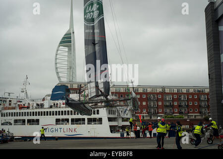 Portsmouth, Royaume-Uni. 26ème Juillet 2015. Le Louis Vuitton America's Cup World Series Portsmouth. Sir Ben Ainslie's Land Rover, le bateau challenger du Royaume-uni étant sortis de l'eau après course annulée en raison de vents violents. Crédit : Rob Wilkinson/ Alamy Live News Banque D'Images