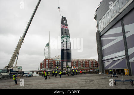 Portsmouth, Royaume-Uni. 26ème Juillet 2015. Le Louis Vuitton America's Cup World Series Portsmouth. Sir Ben Ainslie's Land Rover, le bateau challenger du Royaume-uni étant sortis de l'eau après course annulée en raison de vents violents. Crédit : Rob Wilkinson/ Alamy Live News Banque D'Images