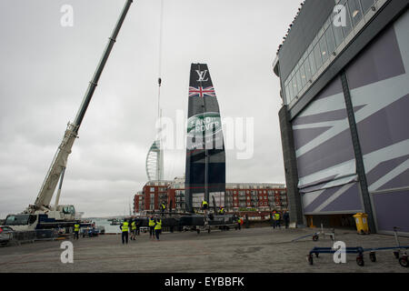 Portsmouth, Royaume-Uni. 26ème Juillet 2015. Le Louis Vuitton America's Cup World Series Portsmouth. Sir Ben Ainslie's Land Rover, le bateau challenger du Royaume-uni étant sortis de l'eau après course annulée en raison de vents violents. Crédit : Rob Wilkinson/ Alamy Live News Banque D'Images