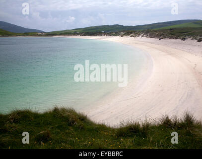 Plage de sable et mer aquamarine à Vatersay Bay, Barra, îles Hébrides, Ecosse, Royaume-Uni Banque D'Images