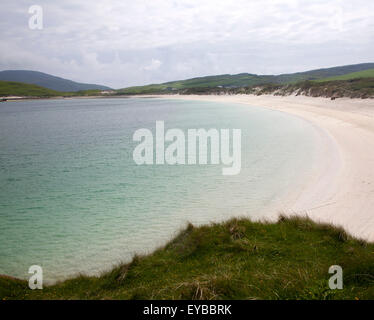 Plage de sable et mer aquamarine à Vatersay Bay, Barra, îles Hébrides, Ecosse, Royaume-Uni Banque D'Images