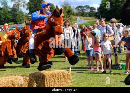 Courses hippiques et jockey et saut dans la course hippique habillée Damerham Derby au Damerham Fair and Horticultural Show, Hampshire, Royaume-Uni Banque D'Images