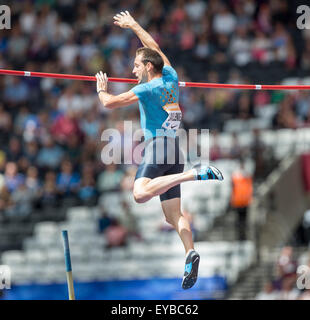 Londres, Royaume-Uni. Le 25 juillet, 2015. Sainsburys Anniversaire Jeux. Gagnant de la mens à la Perche, Renaud Lavillenie (FRA) touche la barre sur cette tentative. Credit : Action Plus Sport/Alamy Live News Banque D'Images