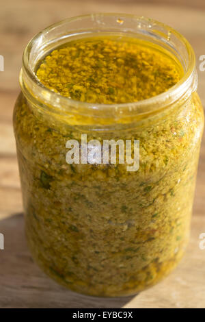 Un pot de pesto sicilien fait maison avec basilic tomates et pignons à sec de l'huile Banque D'Images