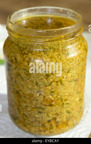 Un pot de pesto sicilien fait maison avec basilic tomates et pignons à sec de l'huile Banque D'Images