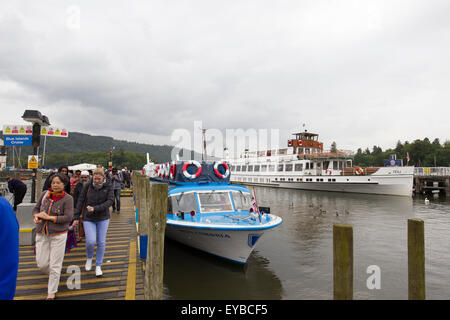 Le lac Windermere, Cumbria, Royaume-Uni. 26 juillet 2015. Météo France : le lac Windermere. touristes profiter pleinement malgré la pluie Bowness Bay Crédit : Gordon Shoosmith/Alamy Live News Banque D'Images