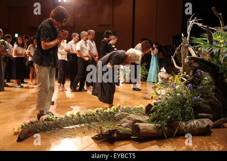 (150726) -- Kanagawa, 26 juillet 2015 (Xinhua) -- les gens pleurent les victimes qui ont péri dans la construction de l-ko Sagami réservoir pendant une cérémonie commémorative dans la préfecture de Kanagawa, Japon, Juillet 26, 2015. Une activité a eu lieu le dimanche dans le deuil pour les ouvriers de la Chine, la République populaire démocratique de Corée, la Corée du Sud et du Japon qui sont morts dans le bâtiment-ko Sagami à Kanagawa réservoir pendant la Seconde Guerre mondiale. (Xinhua/Feng Wuyong)(l'azp) Banque D'Images