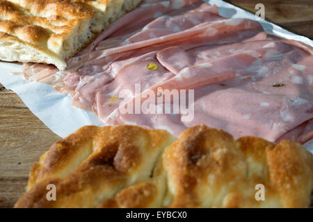 Pizza blanche à remplissage de mortadelle spécialité typique de Rome en Italie Banque D'Images