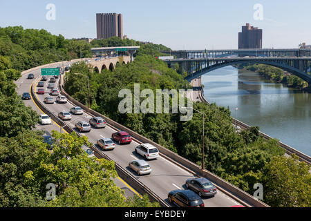 Le trafic sur la Harlem River Drive en direction nord depuis le pont sur la rivière Harlem à New York. Banque D'Images