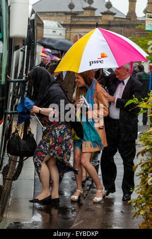 Lewes, dans le Sussex, UK. 26 juillet, 2015. Les gens arrivent à la gare de Lewes et File d'attente sous la pluie battante pour le transport à l'opéra de Glyndebourne à proximité pour regarder la performance d'aujourd'hui de Saül. Credit : Grant Rooney/Alamy Live News Banque D'Images