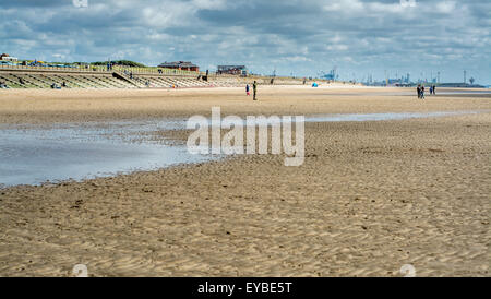 Vue sur plage de Crosby Beach, du côté de la Mersey, UK . Accueil à "un autre endroit" Sculpture d'Antony Gormley. Banque D'Images