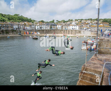 Mousehoule, Cornwall, UK. 26 juillet 2015. Météo britannique. Après un démarrage des pluies le soleil sort par Mousehole à Cornwall, avec les visiteurs et les habitants de profiter de la mer. Banque D'Images