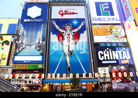 Scène de nuit des illuminations et de néons sur les bâtiments, y compris le Glico Man et boutiques de Namba, à Osaka au Japon à Banque D'Images