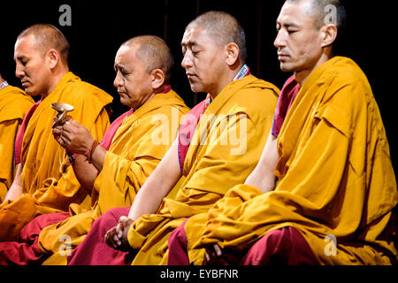 Tashi Lhunpo Monks sur la scène du monde (WOMAD de la musique, des arts et de la danse) à Charlton Park le 26/07/2015 à Charlton Park, Malmesbury. Les moines tibétains apportent un éclairage sur le monde de la musique tibétaine et la danse sacrée. Fondée par le premier Dalaï-Lama au 15ème siècle, le monastère de Tashi Lhunpo a été l'un des plus illustres du Tibet Bouddhiste de centres d'apprentissage, avec plus de 6 000 moines et étudiants. C'est le siège du Panchen Lama, deuxième en importance à Sa Sainteté le Dalaï Lama. À la suite de sa Sainteté le Dalaï Lama la fuite du Tibet, le monastère de Tashi Lhunpo a été rétabli en exil je Banque D'Images