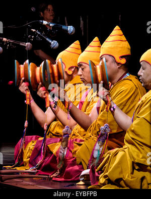 Tashi Lhunpo Monks sur la scène du monde (WOMAD de la musique, des arts et de la danse) à Charlton Park le 26/07/2015 à Charlton Park, Malmesbury. Les moines tibétains apportent un éclairage sur le monde de la musique tibétaine et la danse sacrée. Fondée par le premier Dalaï-Lama au 15ème siècle, le monastère de Tashi Lhunpo a été l'un des plus illustres du Tibet Bouddhiste de centres d'apprentissage, avec plus de 6 000 moines et étudiants. C'est le siège du Panchen Lama, deuxième en importance à Sa Sainteté le Dalaï Lama. À la suite de sa Sainteté le Dalaï Lama la fuite du Tibet, le monastère de Tashi Lhunpo a été rétabli en exil je Banque D'Images