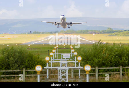 Avion au décollage ou l'atterrissage à l'aéroport de Manchester Banque D'Images