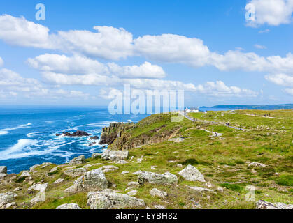 Vue vers la première et dernière maison, Land's End, Cornwall, England, UK Banque D'Images