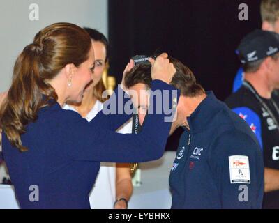 Portsmouth, Hampshire, Royaume-Uni. 26 juillet, 2015. Le duc et la duchesse de Cambridge présente Sir Ben Ainslie, skipper de la British Land Rover 'bar' avec la coupe de l'équipe pour gagner la Louis Vuitton America's Cup World Series Portsmouth lors de la remise des prix. La coupe a été conçu par 5 ans Leo Howard d'une école locale au nom de la Fiducie de 1851 et fait par l'artiste Michelle Littlewood Crédit : Wendy Johnson/Alamy Live News (photographe médias accrédités pour cet événement) Banque D'Images