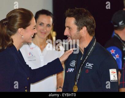 Portsmouth, Hampshire, Royaume-Uni. 26 juillet, 2015. Le duc et la duchesse de Cambridge présente Sir Ben Ainslie, skipper de la British Land Rover 'bar' avec la coupe de l'équipe pour gagner la Louis Vuitton America's Cup World Series Portsmouth lors de la remise des prix. La coupe a été conçu par 5 ans Leo Howard d'une école locale au nom de la Fiducie de 1851 et fait par l'artiste Michelle Littlewood Crédit : Wendy Johnson/Alamy Live News (photographe médias accrédités pour cet événement) Banque D'Images