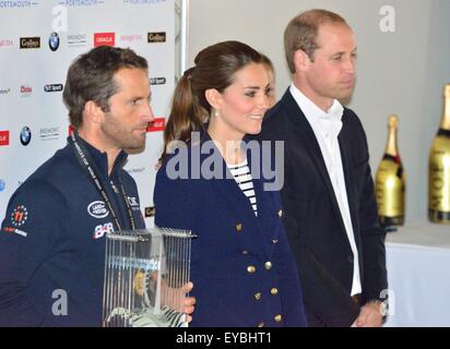 Portsmouth, Hampshire, Royaume-Uni. 26 juillet, 2015. Le duc et la duchesse de Cambridge présente Sir Ben Ainslie, skipper de la British Land Rover 'bar' avec la coupe de l'équipe pour gagner la Louis Vuitton America's Cup World Series Portsmouth lors de la remise des prix. La coupe a été conçu par 5 ans Leo Howard d'une école locale au nom de la Fiducie de 1851 et faite par l'artiste Michelle Littlewood.la facturation. Credit : Wendy Johnson/Alamy Live News (photographe médias accrédités pour cet événement) Banque D'Images