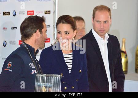 Portsmouth, Hampshire, Royaume-Uni. 26 juillet, 2015. Le duc et la duchesse de Cambridge présentant la Louis Vuitton America's Cup World Series Portsmouth aujourd'hui 26 juillet 2015Le duc et la duchesse de Cambridge présente Sir Ben Ainslie, skipper de la British Land Rover 'bar' avec la coupe de l'équipe pour gagner la Louis Vuitton America's Cup World Series Portsmouth lors de la remise des prix. La coupe a été conçu par 5 ans Leo Howard d'une école locale au nom de la Fiducie de 1851 et fait par l'artiste Michelle Littlewood Crédit : Wendy Johnson/Alamy Live News (photographe médias accrédités pour cet événement) Banque D'Images