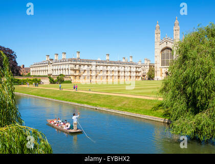 Barques touristiques sur la rivière Cam à Kings College et Clare College Cambridge Cambridgeshire England UK GB EU Europe Banque D'Images