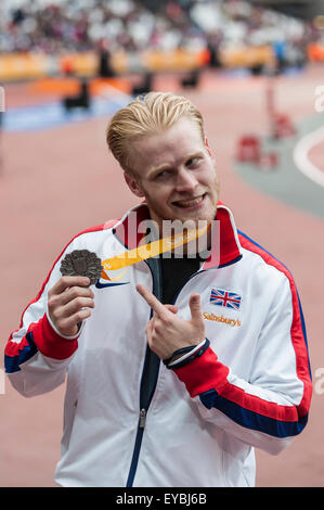 Londres, Royaume-Uni. 26 juillet 2015. Jonnie Peacock (GBR) pose avec sa médaille après avoir terminé deuxième au 100 m hommes - T44 à la CIB Sainsbury's Grand Prix Final qui a eu lieu au Queen Elizabeth Olympic Park à Stratford. Crédit : Stephen Chung / Alamy Live News Banque D'Images