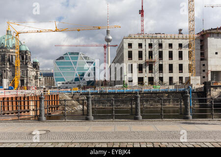 Site de construction du nouveau palais de Berlin reconstruit ou Berliner Schloss sur l'île des musées à Mitte Berlin Allemagne Banque D'Images