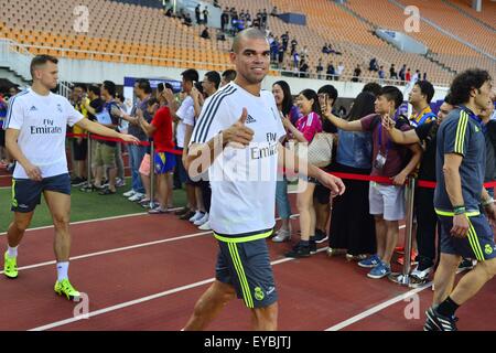 26 juillet 2015 - Guangzhou, Chine - le défenseur du Real Madrid PEPE FERREIRA au cours de la session de formation du Real Madrid au stade de Tianhe à Guangzhou, Chine du Sud. (Crédit Image : © Marcio Machado via Zuma sur le fil) Banque D'Images