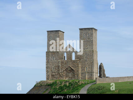Les ruines de l'église médiévale de St Mary Reculver ci-dessus. Reculver, Kent, UK, Banque D'Images