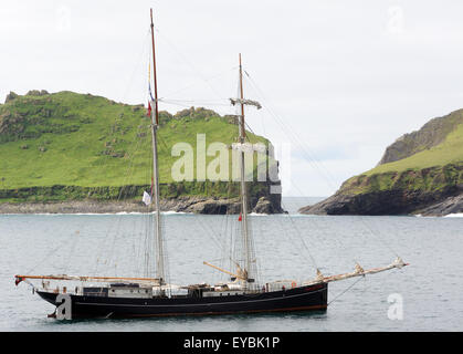 Le sloop Wylde Swan ancré dans la baie du Village avec l'île de Dun et le point le plus au sud de Hirta en arrière-plan. Hirta Banque D'Images