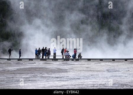 Photographier les touristes eux-mêmes au Grand Prismatic Spring Hot spring, Yellowstone National Park, Wyoming, USA Banque D'Images