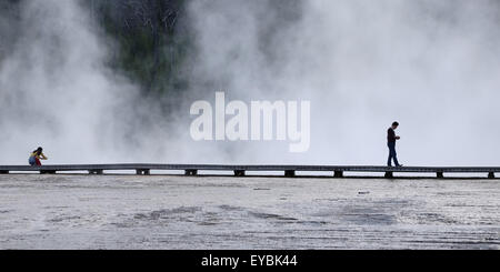 Les touristes photographiant le Grand Prismatic Spring Hot spring, Yellowstone National Park, Wyoming, USA Banque D'Images