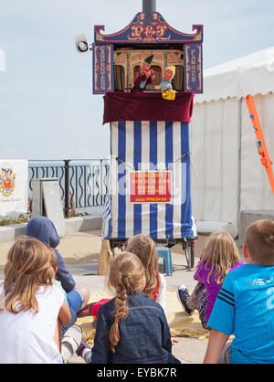 Whitley Bay UK. 26 juillet 2015. Les enfants regardant Punch and Judy show à la Whitley Bay sous le dôme Festival, North Tyneside. Credit : imagerie Washington/Alamy Live News Banque D'Images